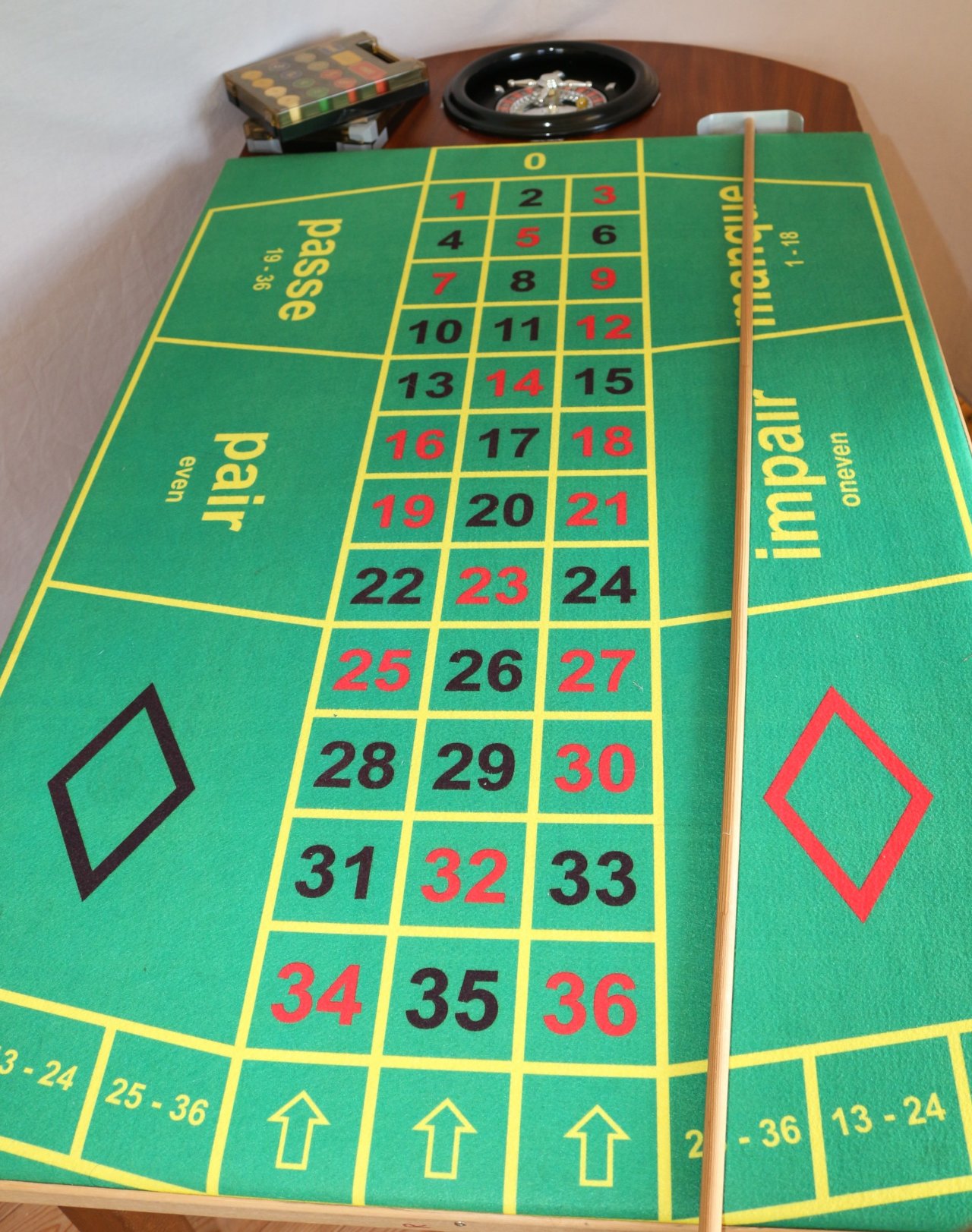 Roulette tafel met spelbenodigdheden
